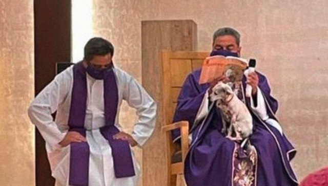 Sveštenik koji je služio misu sa bolesnim psom u naručju na meti kritike